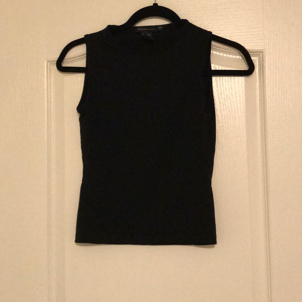 crew neck sleeveless top